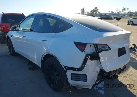 2024 Tesla Model Y Long Range Dual Motor All-Wheel Drive z USA, uszkodzony, nr VIN 7SAYGAEE1RF088907